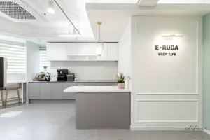 화이트 & 그레이 톤 모던 스터디카페 인테리어